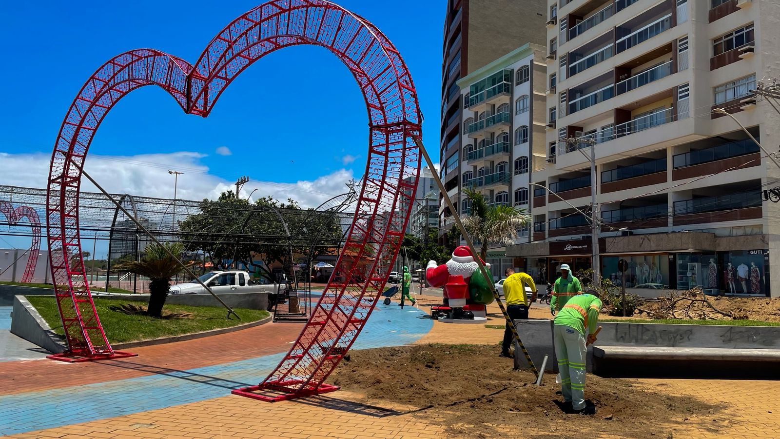 Guarapari se prepara para a magia do Natal com a instalação da Vila Natalina no Centro da cidade 