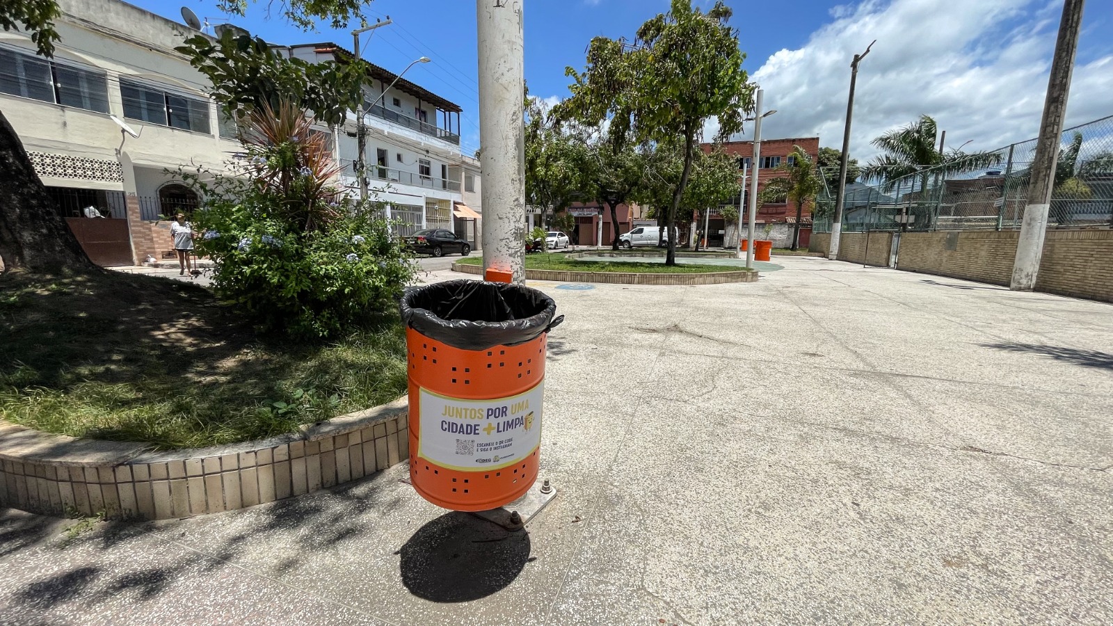 Guarapari recebe novas lixeiras em praças e na orlas para reforçar a limpeza urbana