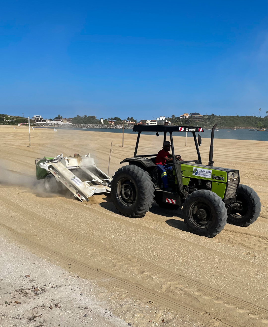 Tecnologia reforça a limpeza das praias com serviço de peneiramento de areia em Guarapari