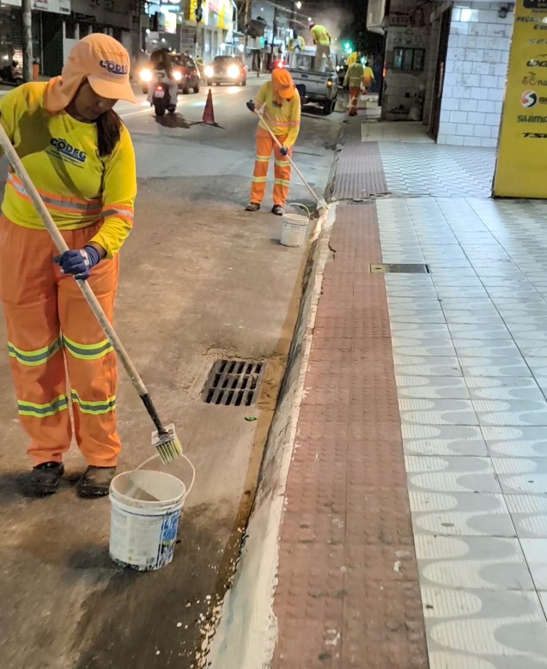 CODEG realiza pintura de meio-fio do Bairro Aeroporto a Muquiçaba 